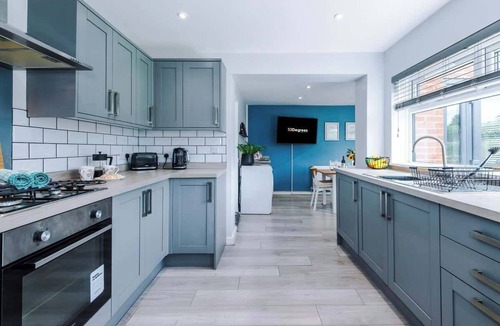 Wrexham House | NEW! Stunning Bungalow, Ideal for Groups, Parking!