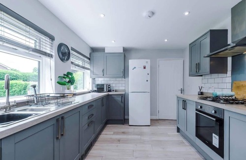 Wrexham House | NEW! Stunning Bungalow, Ideal for Groups, Parking!