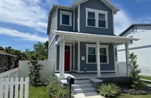 East Ybor Apartment | New Stylish 1BR Private Entry Walk to Ybor City Bikes Included