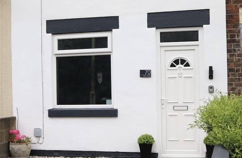 Church Gresley House | New! Stylish 2 bedroom home, with parking!