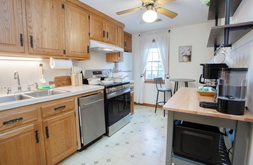 Farmington Apartment | New Stylish 2BR Garage Balcony Pet Friendly Fast WiFi