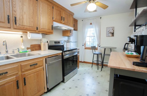 Farmington Apartment | New Stylish 2BR Garage Balcony Pet Friendly Fast WiFi