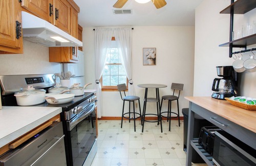 Farmington Apartment | New Stylish 2BR Garage Balcony Pet Friendly Fast WiFi