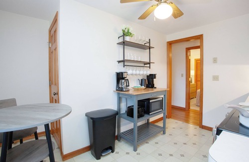 Farmington Apartment | New Stylish 2BR Garage Balcony Pet Friendly Fast WiFi