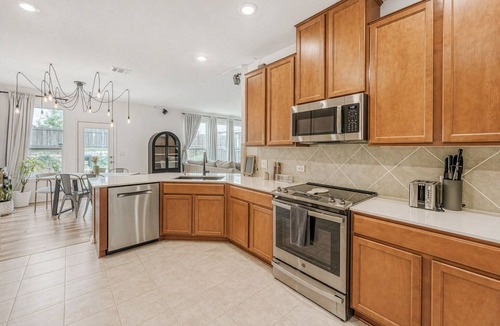 Del Valle House | NEW Stylish 3BR by Tesla, Airport + F1
