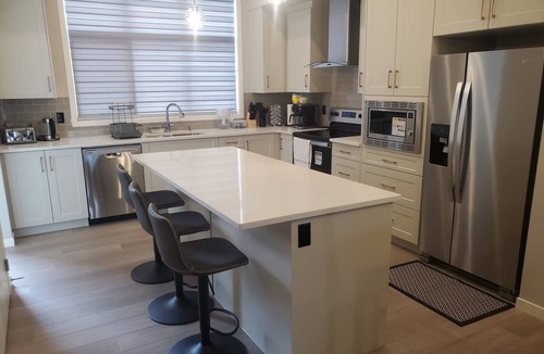 Southeast Calgary House | New Stylish 4Bdr/5Bed/2.5Bath/Well Equiped For Remote Work/Lake Access/Games