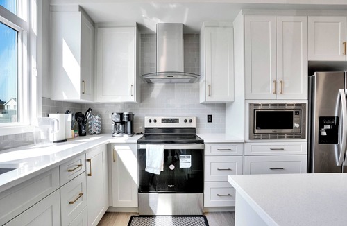 Southeast Calgary House | New Stylish 6Bdr/8Bed/4.5Bath/Well Equiped For Remote Work/Lake Access/Games