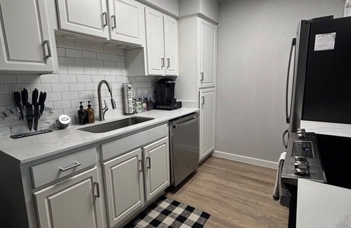 South Lamar Apartment | NEW Stylish SoLa Oasis - Pool View, Gym+ Office