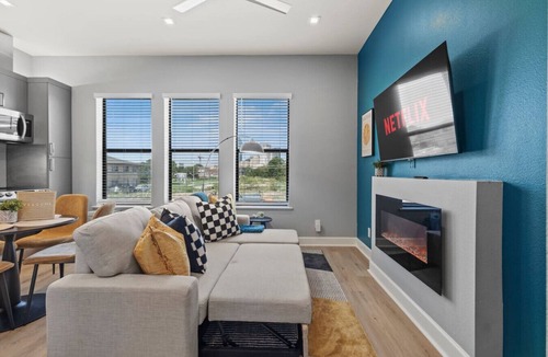 Cedars Apartment | New suite with full Kitchen and Livingroom Dallas
