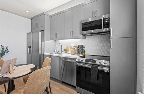 Cedars Apartment | New suite with full Kitchen and Livingroom Dallas