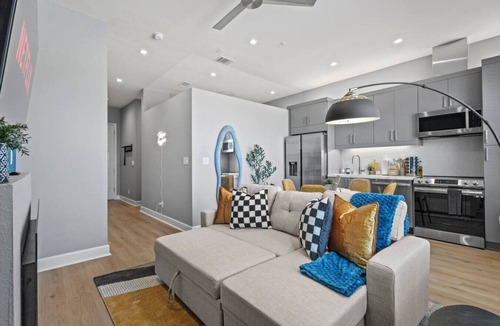 Cedars Apartment | New suite with full Kitchen and Livingroom Dallas