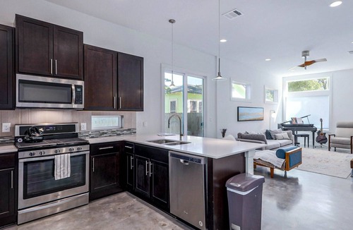 Govalle House | NEW Summer Rates, DT + Airport Mins Away!