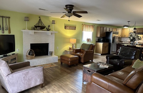 Gilbertsville House | New!- Sun-Ray- Waterfront with private dock!