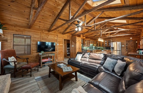 Spicewood Cabin | *NEW Sunrise Lodge - Main Cabin | Lakefront