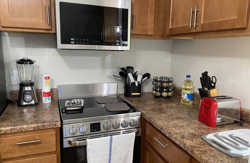 Racine House | New Sunrise! Pro Cleaned, Self Check in - Sleeps 6
