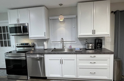 Mentor House | NEW, Super Comfortable Ranch!