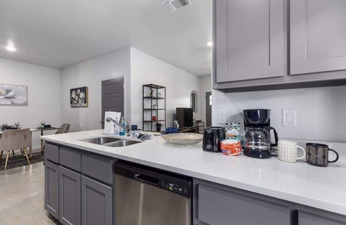Temple Condo | NEW Temple Townhome 6PPL | Near PowerPlant & VA Hospital | 1 Story Wi-fi + Park