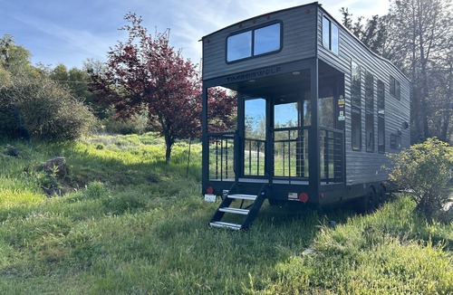 Penn Valley House | New tiny house near Grass Valley - hot tub access!