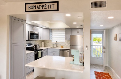 St. Petersburg Condo | NEW TO MARKET! Completely remodeled, convenient to beach/downtown, walk 2 marina