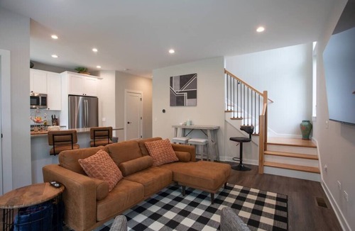 Naperville House | New Townhome Near Downtown-King Bed-Metra