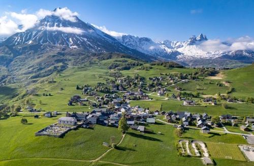 Albiez-le-Vieux Apartment | New Triplex Near Slopes Balcony & View