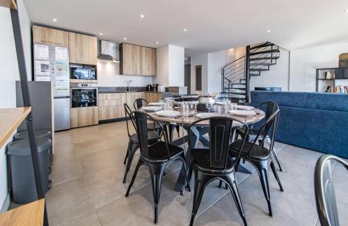 Albiez-le-Vieux Apartment | New Triplex Near Slopes Balcony & View