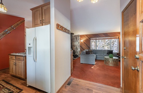 Ponderosa Palisades House | NEW - Truckee Cabin - Centrally Located