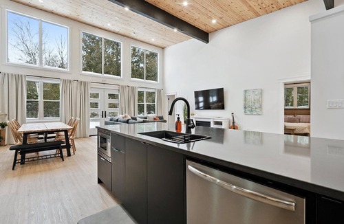 Tobermory House | NEW | Tubside Tranquility | Sauna Retreat | 5 mins from DT Tobermory