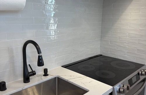 Roseville House | New unique 1-bedroom luxury tiny house in Roseville. Clean and comfy.