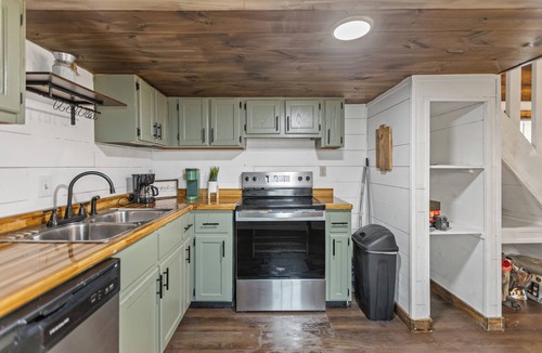 Robbins House | New Unique Home. Access to Brimstone Trails. Fire Pit. Pet Friendly. King Beds