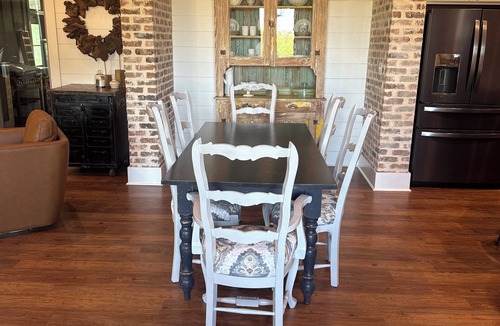 Oxford House | New upscale sanctuary less than 15 miles to Oxford square!