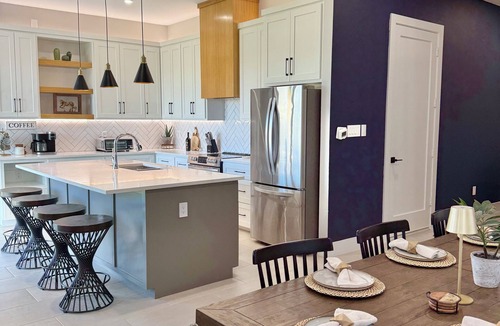 Fort Worth House | NEW Vibrant Southwest Vibes home, 5 Minutes to Downtown FW