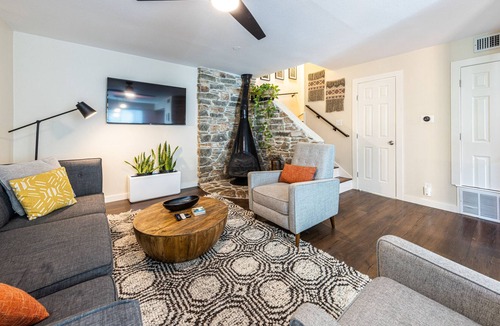 Zilker Condo | NEW! Vibrant Zilker Condo - Sleeps 5, Free Parking