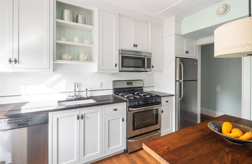 Summit - University Apartment | New Victorian Mansion Bed and Breakfast Penthouse