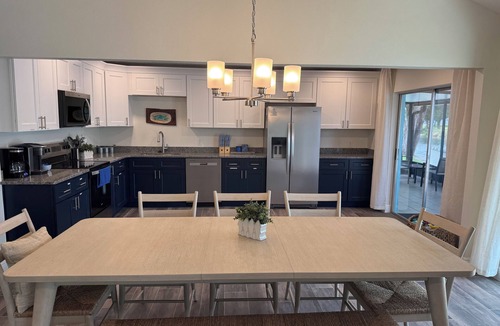 Crystal River House | New VRBO 2026 open dates-New 4/3 with heated pool, dock, kayaks, outdoor space