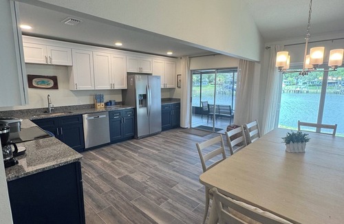 Crystal River House | New VRBO 2026 open dates-New 4/3 with heated pool, dock, kayaks, outdoor space