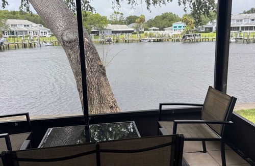 Crystal River House | New VRBO 2026 open dates-New 4/3 with heated pool, dock, kayaks, outdoor space