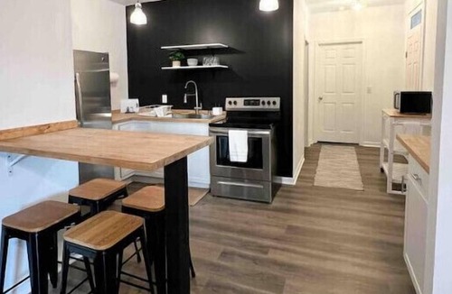 Madison House | NEW! Walk to Main St-King beds