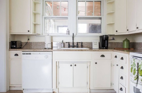 Gainesville House | New! Walk to Square ~ Hideaway in the Middle of Town ~ Sleeps 4 ~Spring Savings