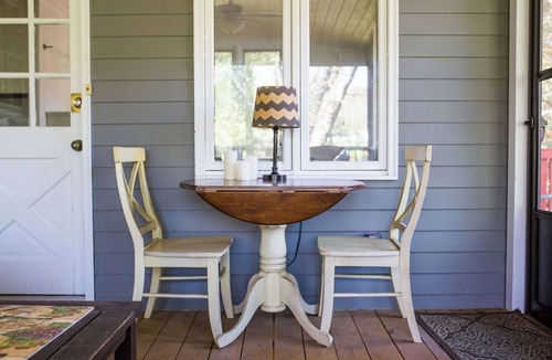 Gainesville House | New! Walk to Square ~ Hideaway in the Middle of Town ~ Sleeps 4 ~Spring Savings