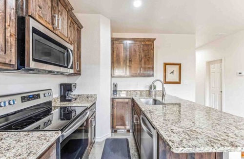 Stephenville House | New-Walk to Tarleton-2 King Beds