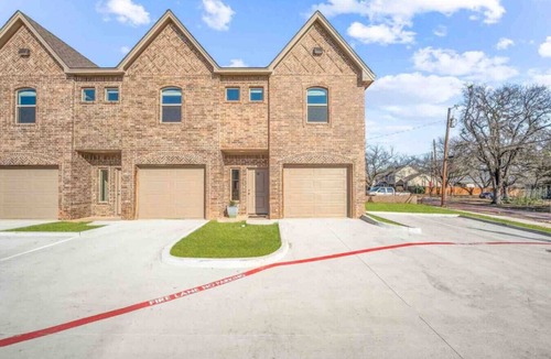 Stephenville House | New-Walk to Tarleton-2 King Beds