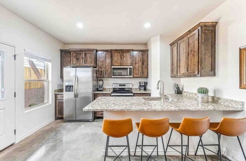Stephenville House | New-Walk to Tarleton-2 King Beds