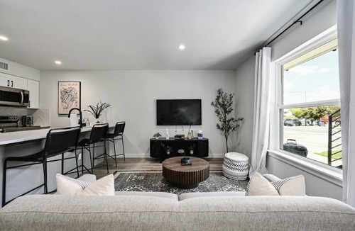 Barton Hills House | NEW! Walk to Zilker & Barton Springs! King Bed!