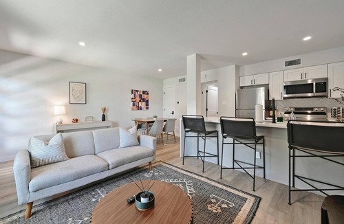 Barton Hills House | NEW! Walk to Zilker & Barton Springs! King Bed!