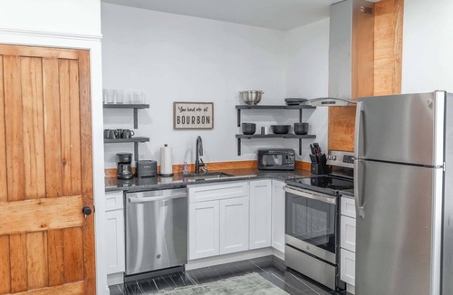 Clifton House | New! Walkable on Restaurant row! 3bd1.5ba -Hot Tub
