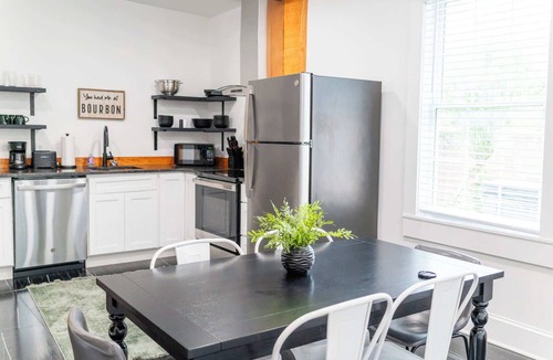 Clifton House | New! Walkable on Restaurant row! 3bd1.5ba -Hot Tub