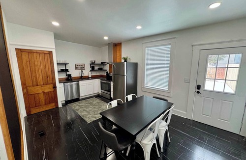 Clifton House | New! Walkable on Restaurant row! 3bd1.5ba -Hot Tub