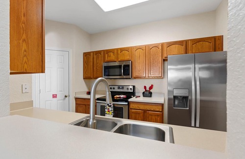 Windsor Hills Condo | New Water Park! Huge Pool, 5 Minutes to Disney World!🏝