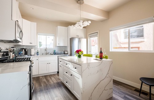 Middletown Villa | NEW WATER VIEW FAMILY VILLA AC DECK HOTTUB FIREPIT BBQ BACKYARD ONSITE PARKING!